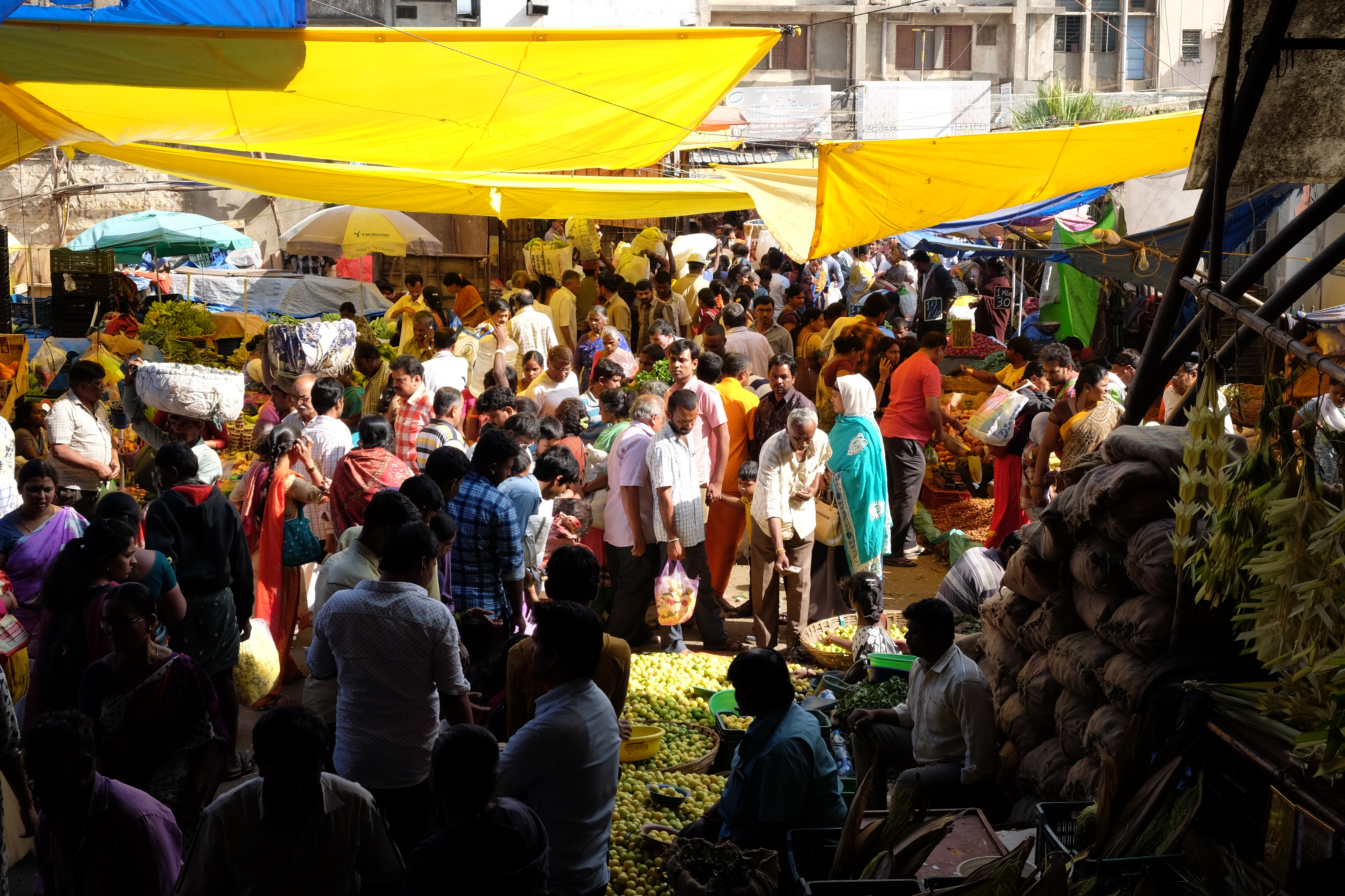 À l'une des entrées du KR Market, un important centre de commerce de Bangalore, qui est notamment connu comme l'un des plus grands marchés de fleurs de l'Asie.